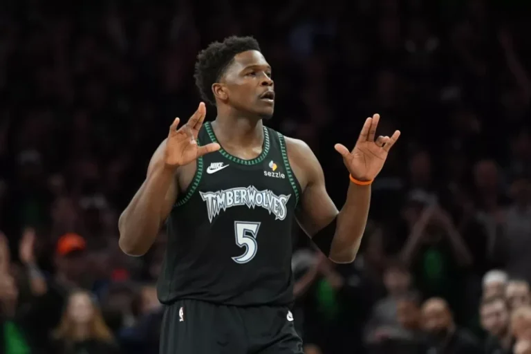 Edwards guía a los Wolves a la victoria sobre los Spurs para empatar la serie