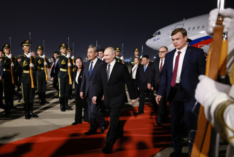Vladimir Putin llega a China en visita oficial