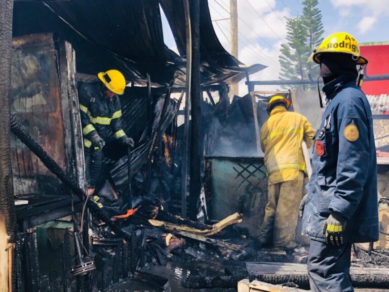 Incendio reduce a cenizas “La Casa del Chicharrón” en el ensanche Punta Cana