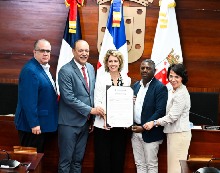 Ayuntamiento de Santiago reconoce a embajadora de Francia Sonia Barbry como “Visitante Distinguida