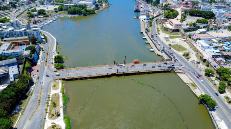 El Puente Flotante será cerrado por 2 horas este sábado para permitir el paso de una embarcación