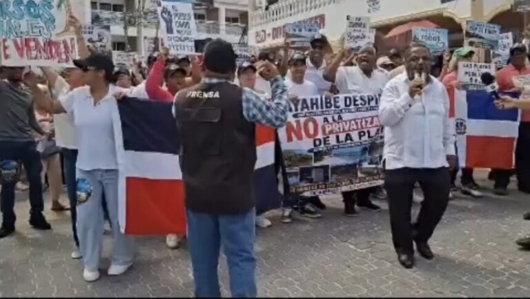 Comunitarios marchan en Bayahíbe contra privatización de una playa pública