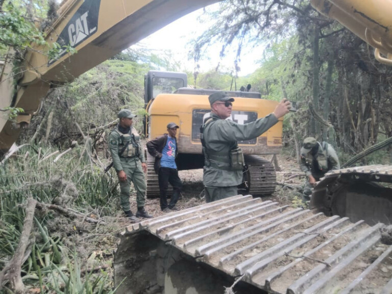 Medio Ambiente dice que desmantela maquinarias para evitar extracción de materiales en río Ocoa