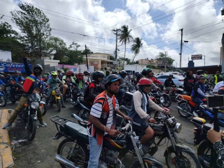 Motoconchistas se movilizan en Santiago contra altos costos