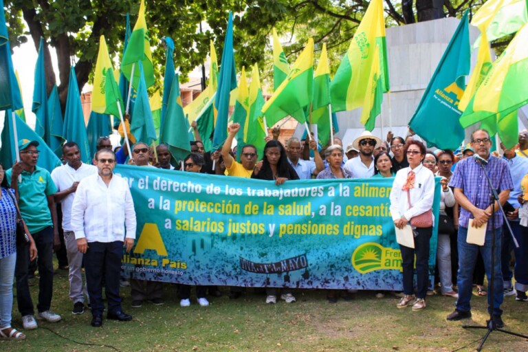 Frente Amplio y Alianza País rinden homenaje a Mauricio Báez y demandan reforma integral de la seguridad social