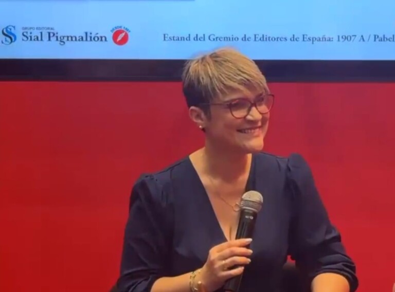 Lizamavel Collado presenta poemario en la Feria del Libro de Bogotá