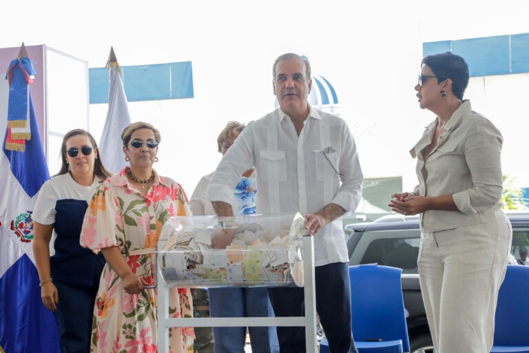Presidente Abinader destaca sacrificio y fortaleza de las madres dominicanas durante jornada nacional “Madres que Sostienen”