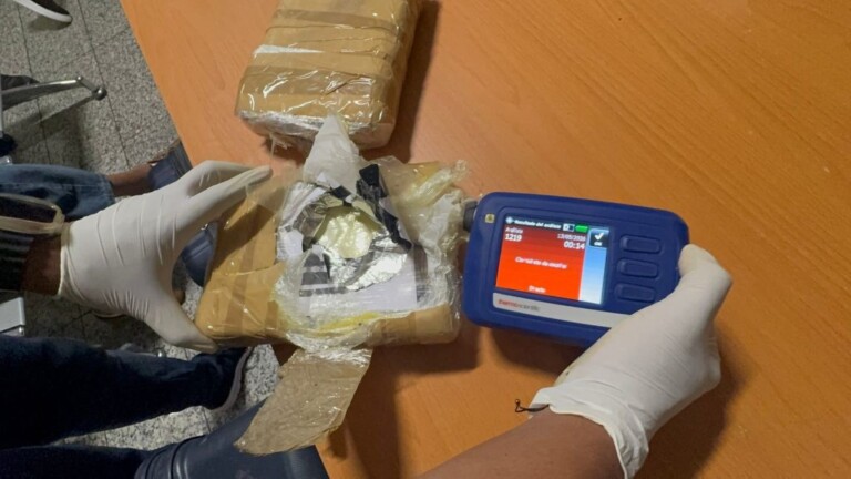 DNCD arresta a mujer de 61 años que viajaría a Suiza con dos paquetes de cocaína