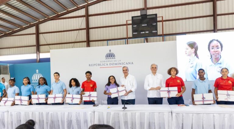 Presidente Abinader sostiene encuentro con estudiantes de liceos y colegios donde dispone plan especial para atender infraestructura escolar en Independencia, entrega laptos y anuncia evaluación de liceo experimental de la UASD en Jimaní