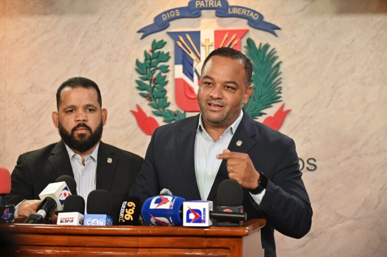 Diputados por Santo Domingo Norte solicitan investigación a licitación para alquiler de camiones de basura por 114 millones de pesos