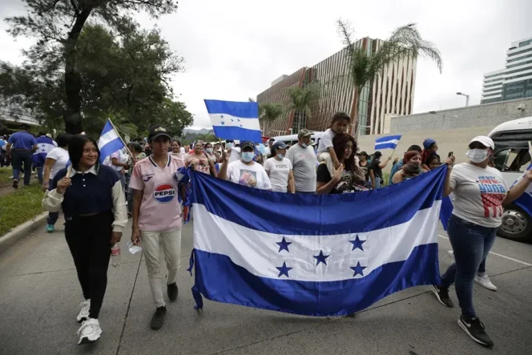 Maestros y médicos públicos protestan en Honduras por ajustes salariales y despidos