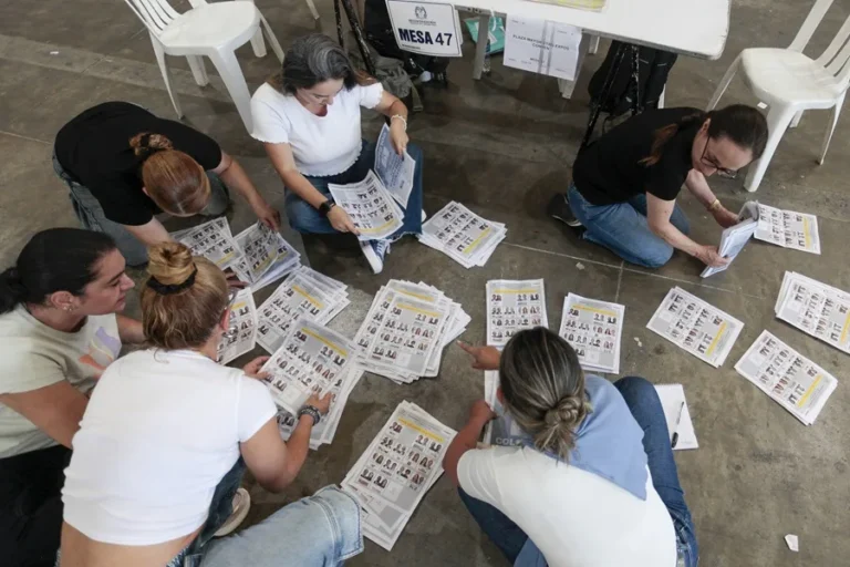 El escrutinio electoral en Colombia llega al 99,98 % y coincide con el conteo del domingo
