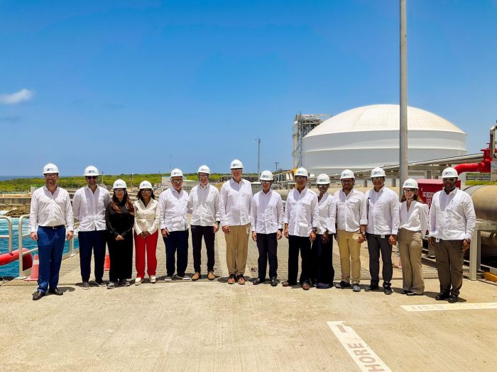 Subsecretario de Estado de EE.UU. visita AES Dominicana y conoce la mayor inversión energética estadounidense en el país