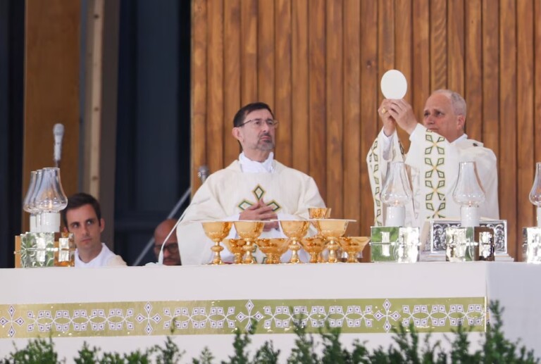 El papa León XIV oficia misa en Madrid ante cerca de un millón de personas y con la presencia de la familia real