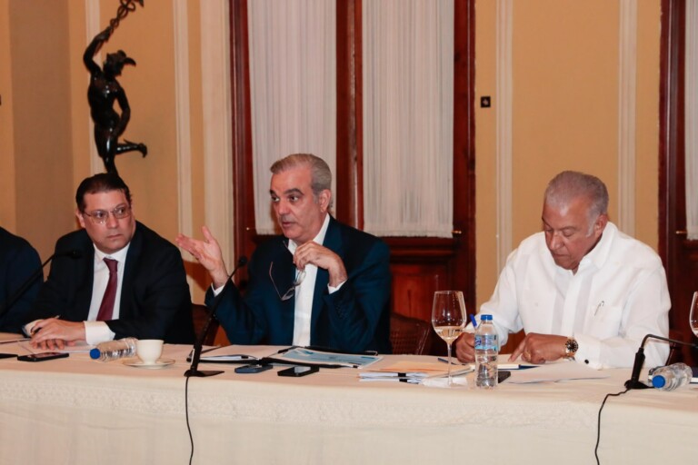 Abinader y empresariado evalúan medidas para preservar estabilidad de precios