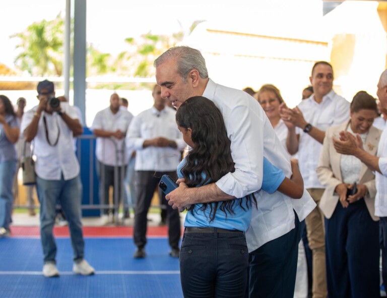 Presidente Abinader inaugura techado deportivo-escolar que beneficiará a más de 600 estudiantes de la Escuela Narciso Alberti, en el municipio de Cevicos