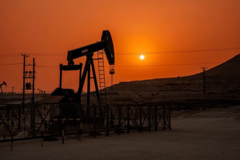El precio del petróleo se desploma ante las expectativas de un acuerdo de paz entre Estados Unidos e Irán