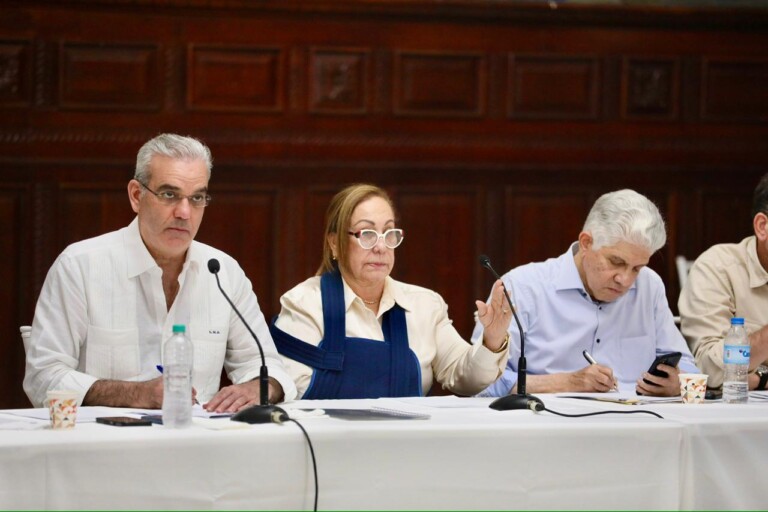 Presidente Abinader se reúne con líderes comunitarios y evalúa avances de obras clave en Santiago