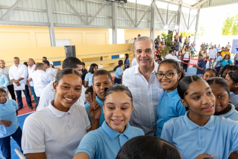 Presidente Abinader inaugura techado multiuso escolar en Duvergé para ampliar las actividades educativas y deportivas en beneficio de más 388 estudiantes y de toda la comunidad