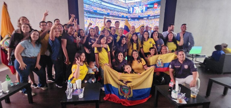 Más de 100 ecuatorianos celebran en República Dominicana el triunfo de Ecuador sobre Alemania