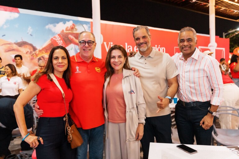 Ciudadanos disfrutan de la Copa Mundial de Fútbol en el Malecón Deportivo