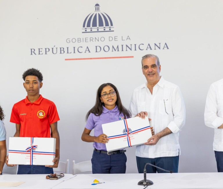 Presidente Abinader sostiene encuentro con estudiantes de liceos y colegios donde dispone plan especial para atender infraestructura escolar en Independencia, entrega laptos y anuncia evaluación de liceo experimental de la UASD en Jimaní