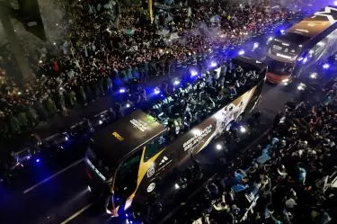 Argentina regresó a Ezeiza tras derrota en la final