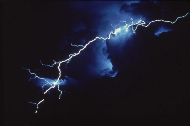 Joven salvadoreño buscaban refugio de la tormenta y resultado impactado por un rayo