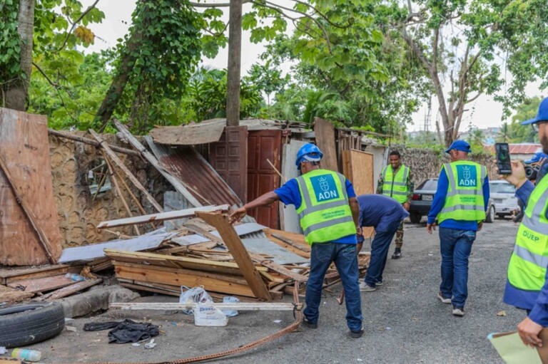 Alcaldía del DN recupera aceras ocupadas irregularmente en Arroyo Hondo