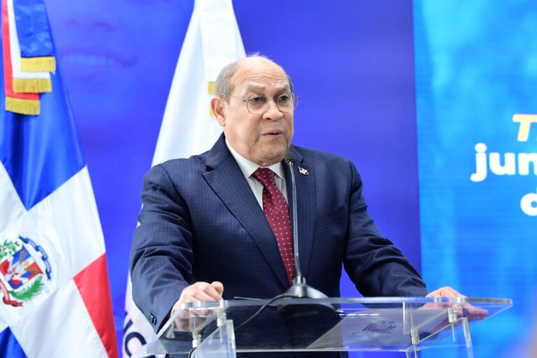 Santos Badía llama a redefinir la educación superior ante desafíos de la revolución tecnológica