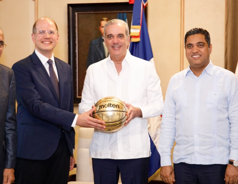 Presidente Abinader recibe en el Palacio Nacional a altos ejecutivos de la FIBA y del Comité Organizador de Santo Domingo 2026