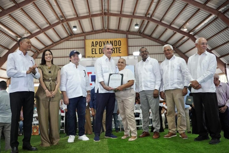 Presidente Abinader entrega 400 certificados de títulos de propiedad en Pepillo Salcedo, llevando seguridad jurídica y nuevas oportunidades de desarrollo a unas 1,600 personas