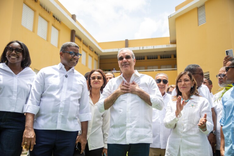 Presidente Abinader destaca transformación de Samaná, con la construcción del puerto de Arroyo Barril, remodelación del puerto de Santa Bárbara de Samaná, la avenida de entrada, titulación de terrenos y la intervención del hospital