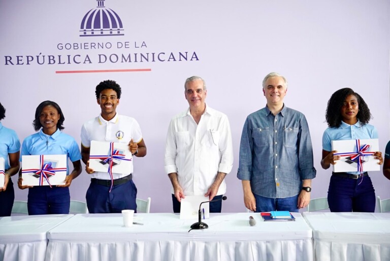 Presidente Abinader escucha inquietudes de estudiantes de Samaná y anuncia acciones para fortalecer la educación en la provincia