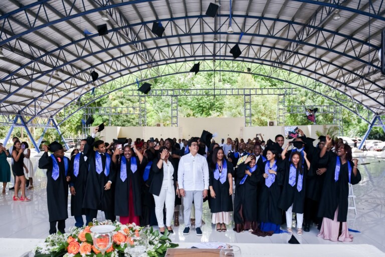 Fellito Suberví encabeza graduación de 24 nuevos bachilleres técnicos del Liceo CAASD