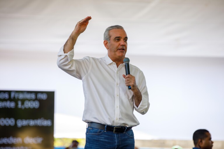 Presidente Abinader entrega 1,000 títulos de propiedad que garantizan seguridad jurídica a más de 4 mil personas en Los Frailes de Santo Domingo Este