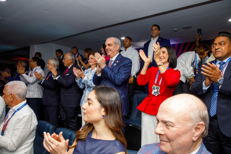 Presidente Abinader, junto a la vicepresidenta y primera dama, dejó abiertos los XXV Juegos Centroamericanos y del Caribe Santo Domingo 2026, en una impresionante ceremonia inaugural con despliegue de luces y uso de tecnología