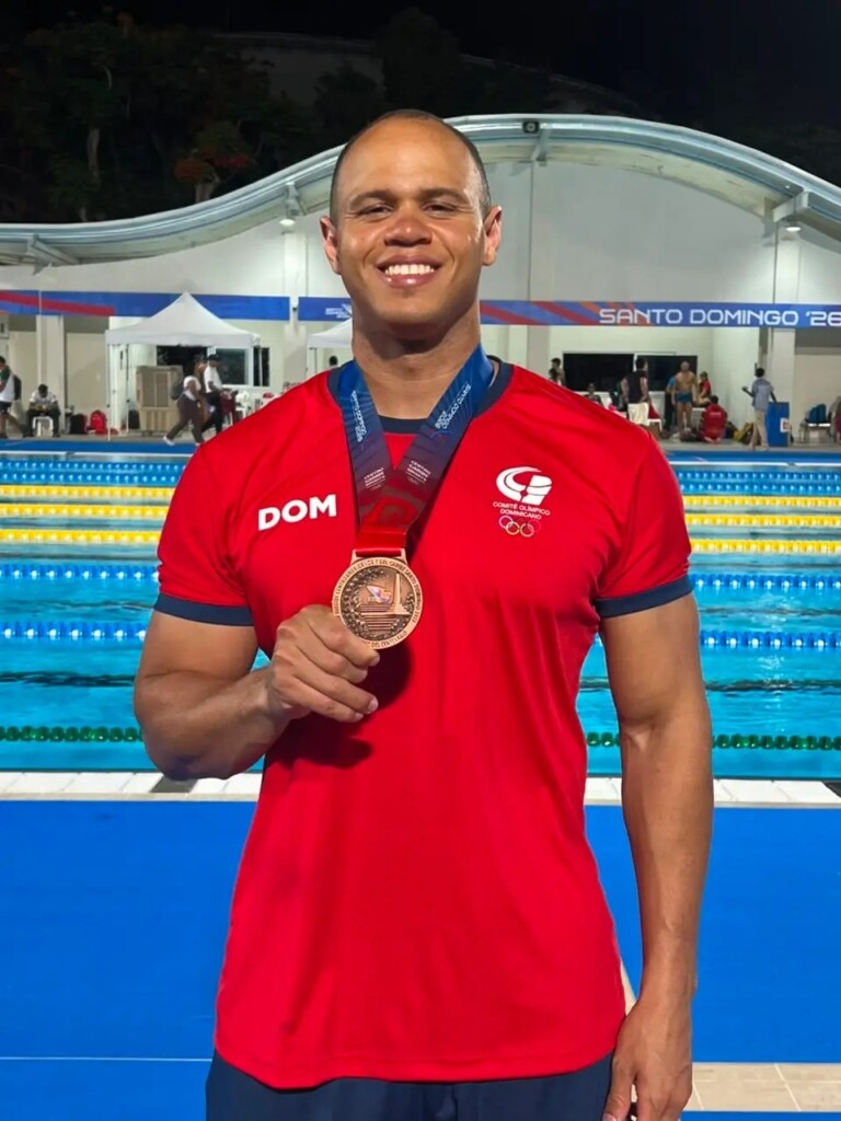 Josué Domínguez suma bronce en 50 metros pecho