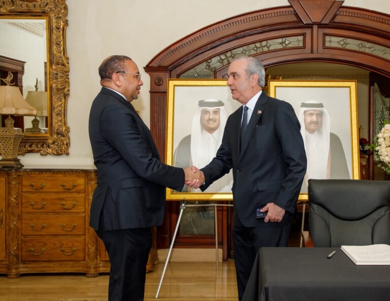 Presidente Abinader firma libro de condolencias por el fallecimiento de Su Alteza el Emir Padre, Sheikh Hamad Bin Khalifa Al Thani