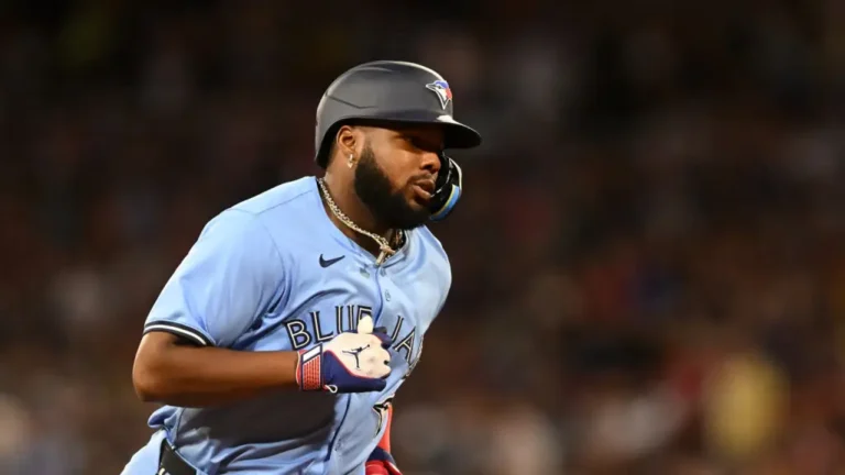 Blue Jays evitan barrida con batazo decisivo del dominicano