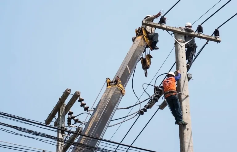 Hombre murió electrocutado en poste del tendido eléctrico en Duarte