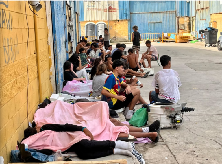 Crisis en Ceuta: decenas de menores migrantes salen de su escondite para evitar quedar en el abandono