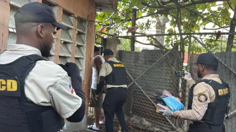 Golpe al microtráfico en Boca Chica: arrestan a cinco y ocupan más de 500 gramos de drogas
