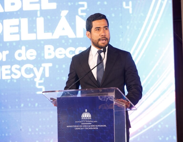 Presidente Abinader entrega 1,500 becas internacionales para cursar programas de especialización, maestrías y doctorados en universidades del extranjero