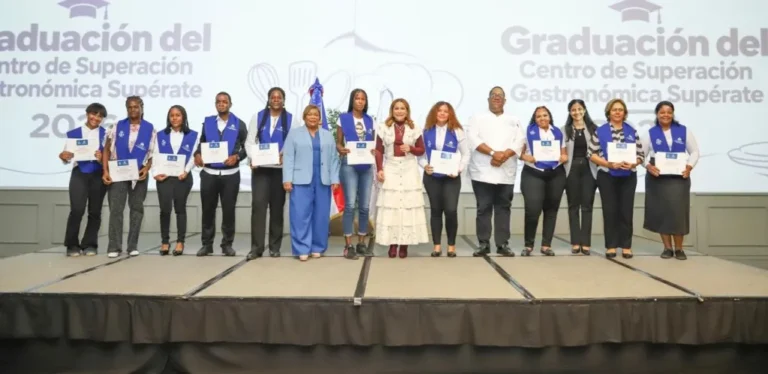 Supérate gradúa 333 estudiantes en centro gastronómico de Boca Chica
