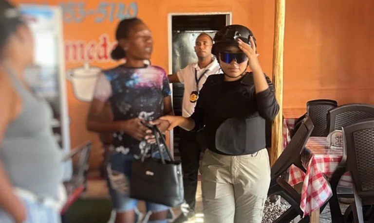 Migración interviene comercios chinos en San Cristóbal; detiene a 20 haitianos y un chino indocumentados