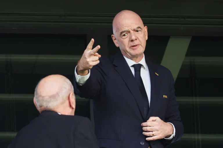 Opositores de Infantino en la FIFA exigen pagos de 10 millones de dólares a federaciones 