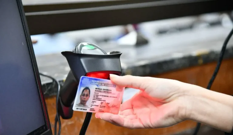 Poder Ejecutivo elimina restricción de edad para licencias de conducir