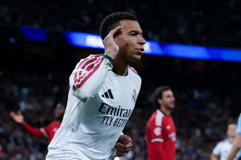 Mbappé se acerca a tres goles de Raphinha
