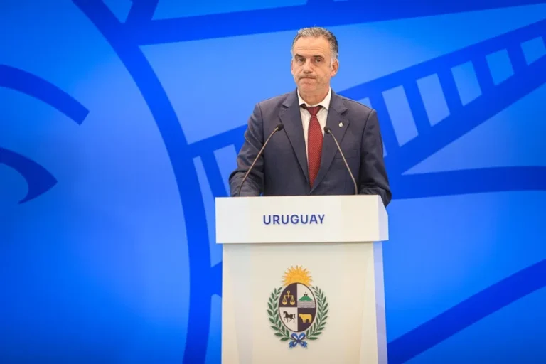 El 57 % de los uruguayos desaprueba la gestión del presidente Orsi, según nueva encuesta